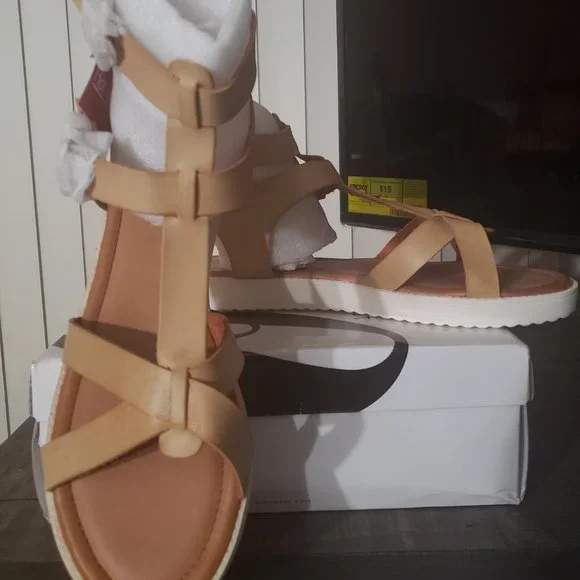 Tan Gladiator Styled Flats - Picture 2 of 5